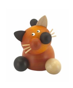 Glückskatze Lilli auf der Lauer