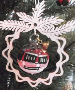 Baumbehang Glaskugel Eisenbahn, im Zweig